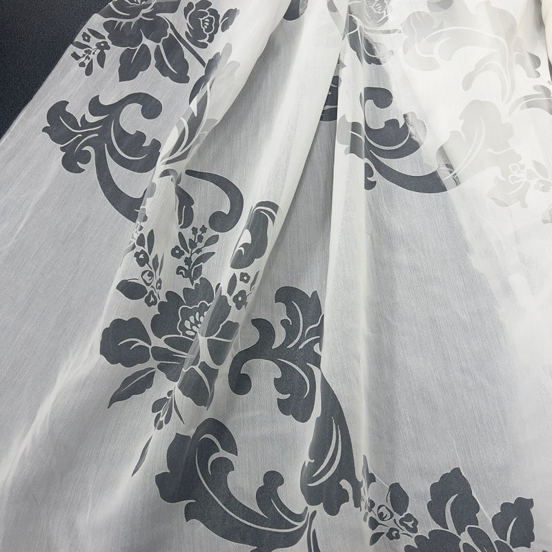 Tenda devoré barocca floreale in poliestere, con orlo piombato e altezza 300 cm, ideale per ambienti eleganti.