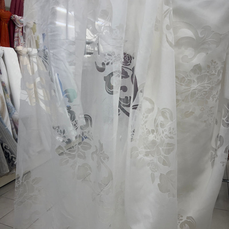 Tenda devoré barocca floreale in poliestere, con orlo piombato e altezza 300 cm, ideale per ambienti eleganti.