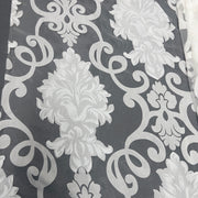 Tenda in poliestere devoré con motivo damascato classico, altezza 300 cm, orlo piombato, ideale per ambienti eleganti e formali.