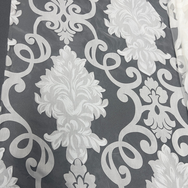 Tenda in poliestere devoré con motivo damascato classico, altezza 300 cm, orlo piombato, ideale per ambienti eleganti e formali.