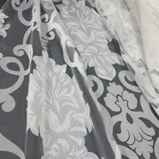 Tenda in poliestere devoré con motivo damascato classico, altezza 300 cm, orlo piombato, ideale per ambienti eleganti e formali.