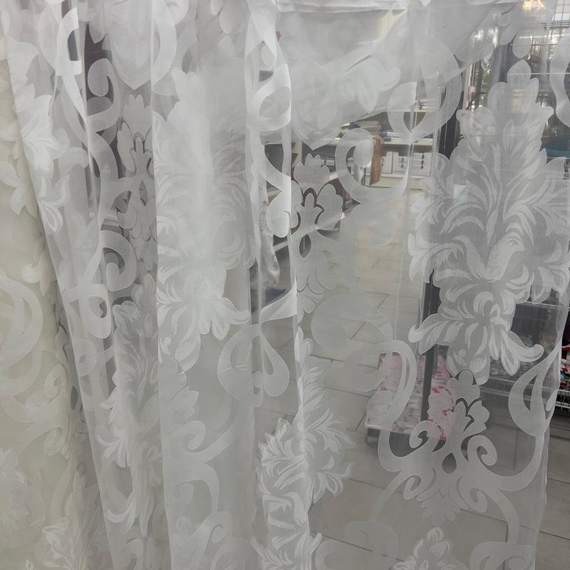 Tenda in poliestere devoré con motivo damascato classico, altezza 300 cm, orlo piombato, ideale per ambienti eleganti e formali.