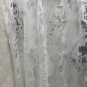 Tenda in poliestere devoré con motivo damascato classico, altezza 300 cm, orlo piombato, ideale per ambienti eleganti e formali.