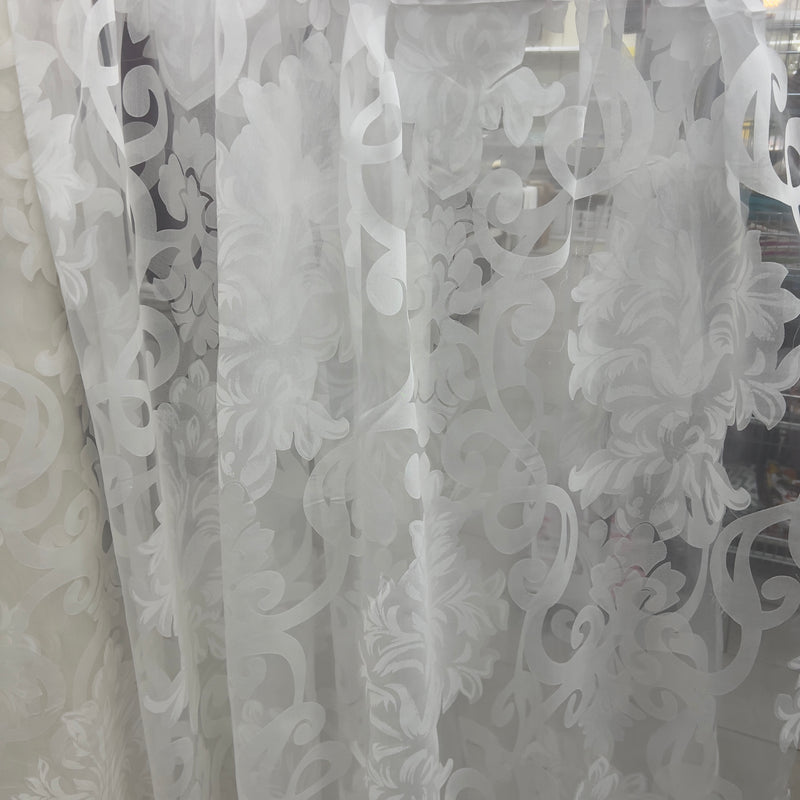 Tenda in poliestere devoré con motivo damascato classico, altezza 300 cm, orlo piombato, ideale per ambienti eleganti e formali.