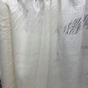 Tenda in poliestere devoré con fantasia astratta effetto graffi, altezza 300 cm e orlo piombato, ideale per arredamenti moderni.