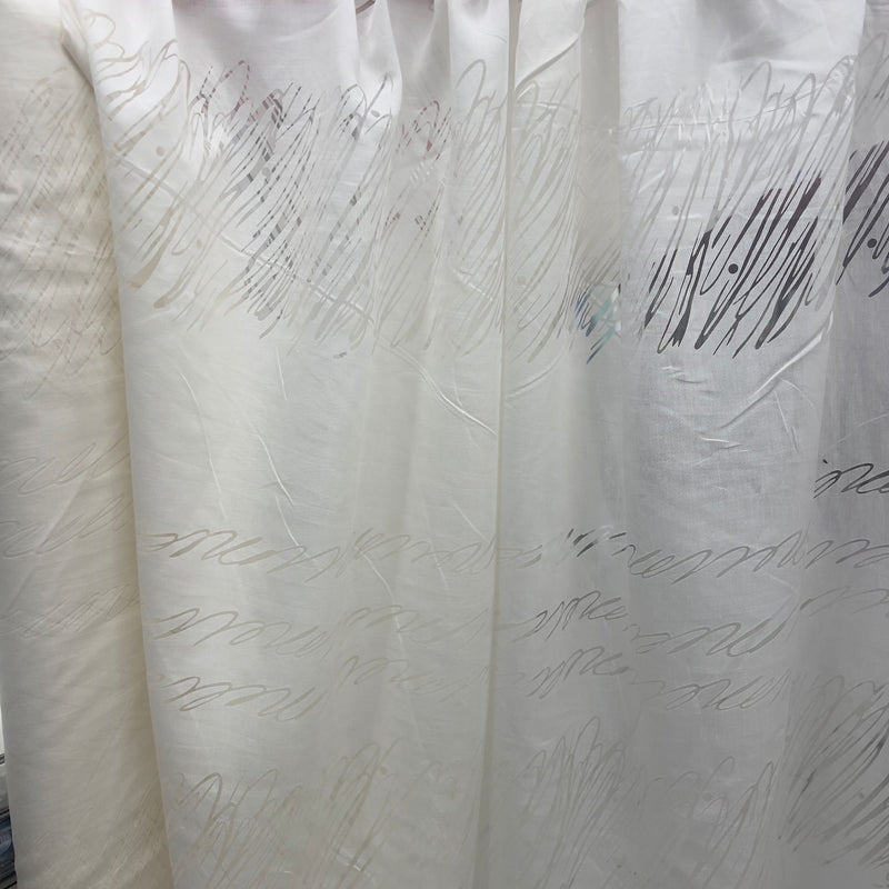 Tenda in poliestere devoré con fantasia astratta effetto graffi, altezza 300 cm e orlo piombato, ideale per arredamenti moderni.