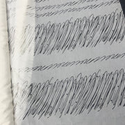 Tenda in poliestere devoré con fantasia astratta effetto graffi, altezza 300 cm e orlo piombato, ideale per arredamenti moderni.