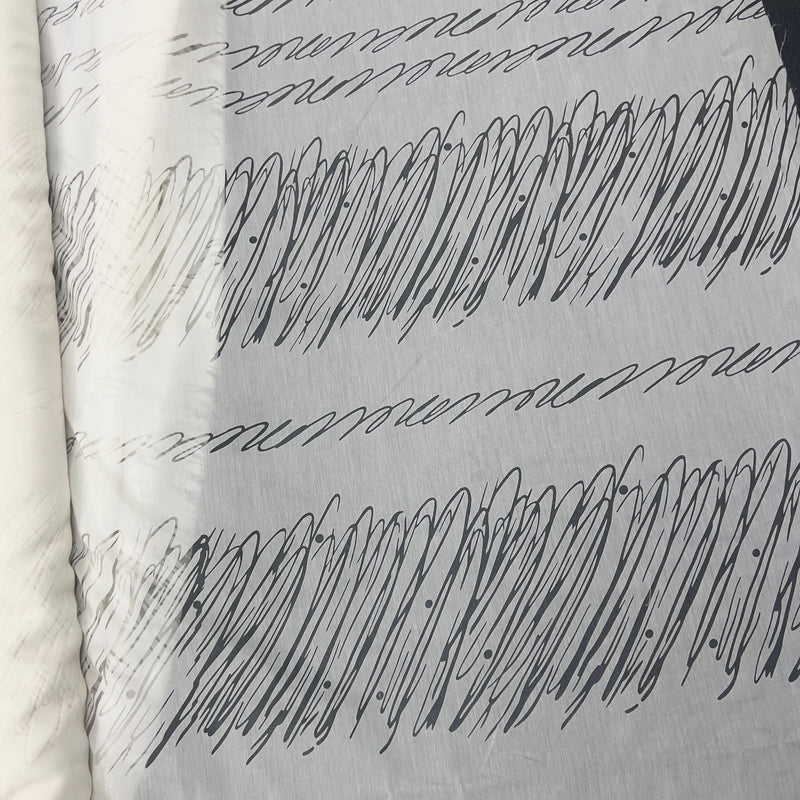 Tenda in poliestere devoré con fantasia astratta effetto graffi, altezza 300 cm e orlo piombato, ideale per arredamenti moderni.