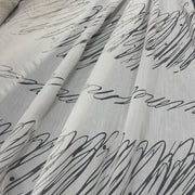 Tenda in poliestere devoré con fantasia astratta effetto graffi, altezza 300 cm e orlo piombato, ideale per arredamenti moderni.