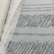 Tenda in poliestere devoré con fantasia astratta effetto graffi, altezza 300 cm e orlo piombato, ideale per arredamenti moderni.