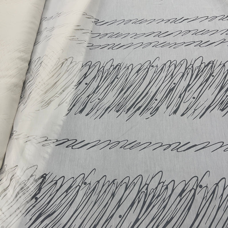 Tenda in poliestere devoré con fantasia astratta effetto graffi, altezza 300 cm e orlo piombato, ideale per arredamenti moderni.