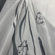 Tenda in poliestere devoré fantasia fiori e steli, altezza 300 cm, orlo piombato, disponibile in due varianti colore.