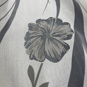 Tenda in poliestere devoré fantasia fiori e steli, altezza 300 cm, orlo piombato, disponibile in due varianti colore.