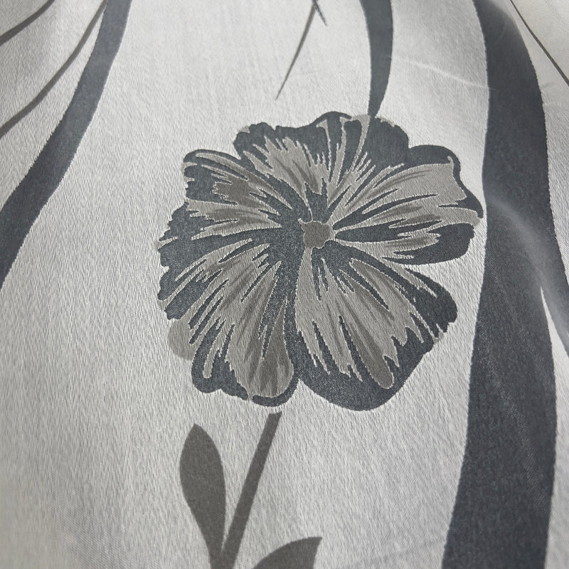 Tenda in poliestere devoré fantasia fiori e steli, altezza 300 cm, orlo piombato, disponibile in due varianti colore.