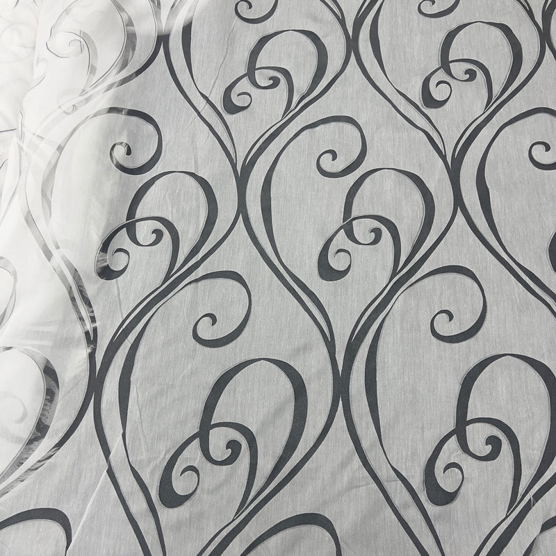 Tenda in poliestere devoré con fantasia riccioli barocchi, altezza 300 cm, orlo piombato, decorazione elegante e moderna per interni luminosi.