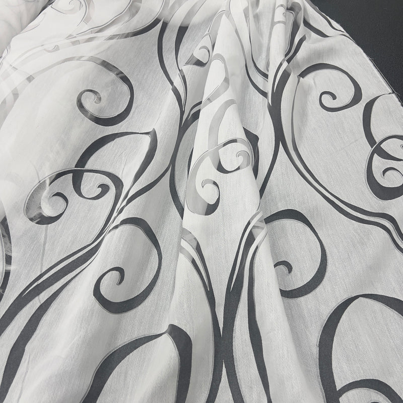 Tenda in poliestere devoré con fantasia riccioli barocchi, altezza 300 cm, orlo piombato, decorazione elegante e moderna per interni luminosi.